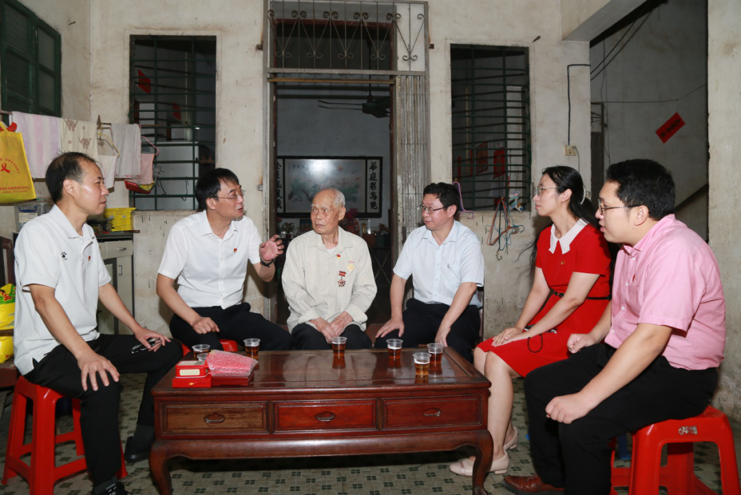 致敬圭表，关切入心！ ——白云山光华“七一”前夕走访慰问老劳模陈雨池同道
