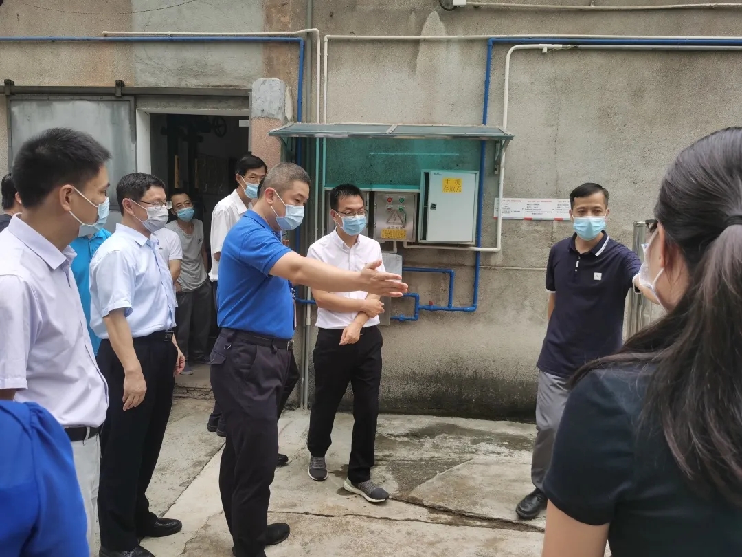 海珠区常务副区长傅晓初到白云山光华公司发展安全出产查抄